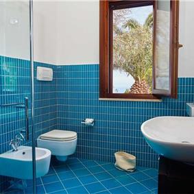 2 bedroom villa with jacuzzi & sea views, near Castellammare del Golfo, sleeps  4-5